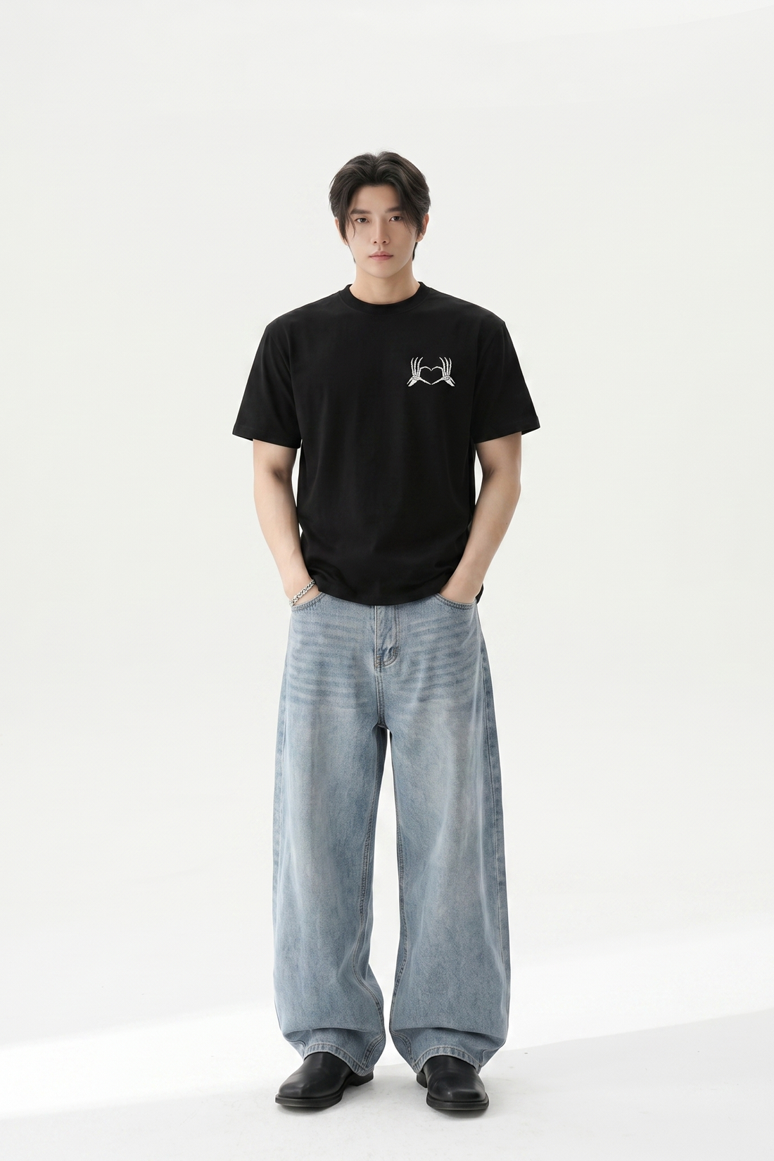 LOVE AT FIRST SIGHT VOYD BLACK T-SHIRT